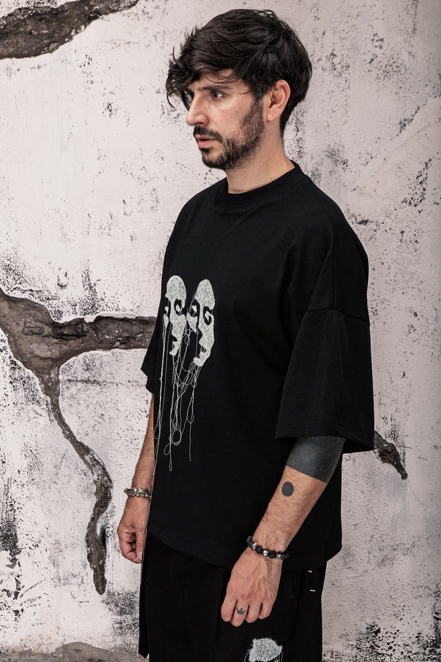 Wicked33 Entity oversized t-shirt, three connected abstract portraits