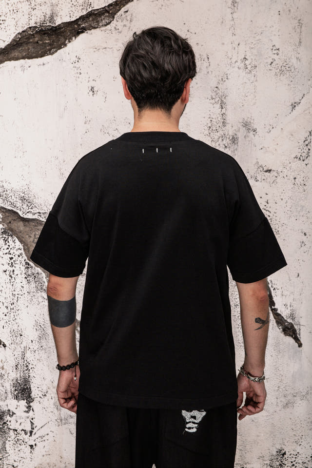 Wicked33 Mute oversized t-shirt, handcrafted portrait created through free-motion stitching