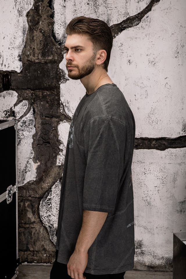 Wicked33 Betrayer oversized t-shirt in washed dark grey, back print: Large-scale centered graphic