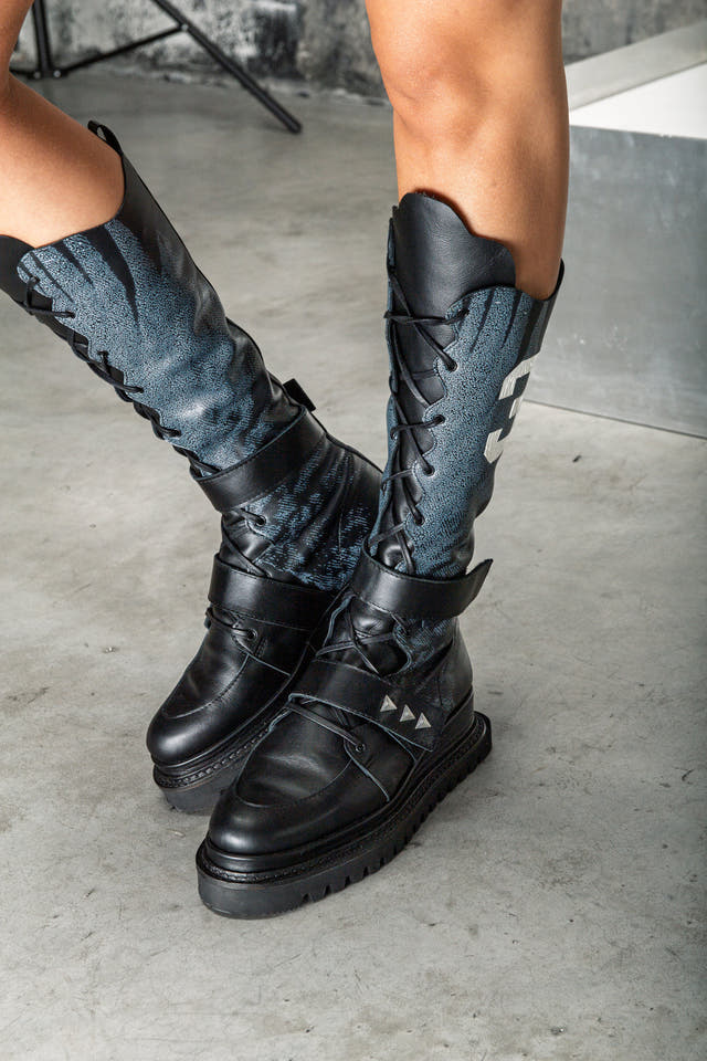Black wing-print tall boots